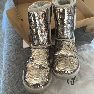 UGG Classic Short Silver Sparkles size 8